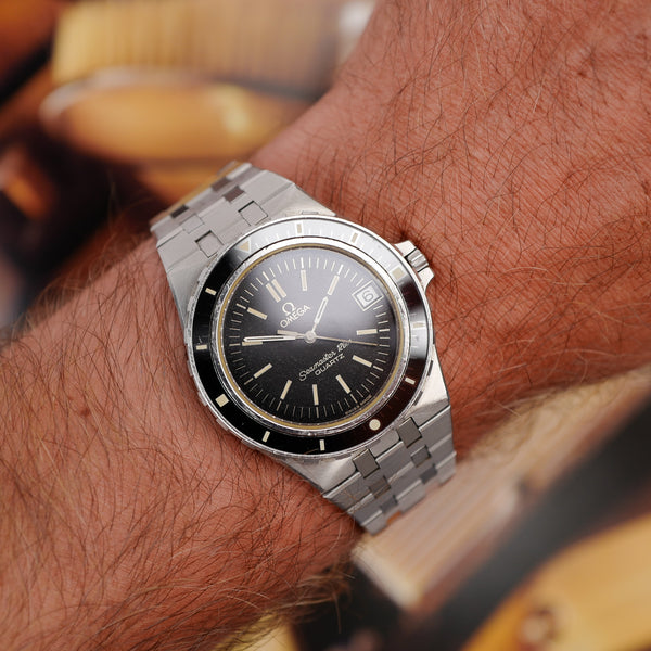 Seamaster 120 et son bracelet intégré au poignet