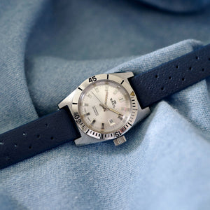 Petite montre plongée femme vintage
