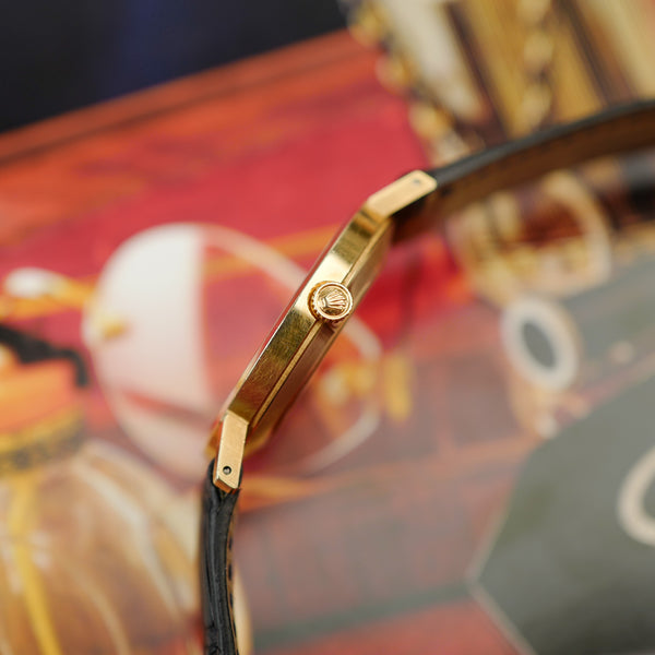 Profil côté couronne du boîtier en or jaune de la Rolex Cellini 4112