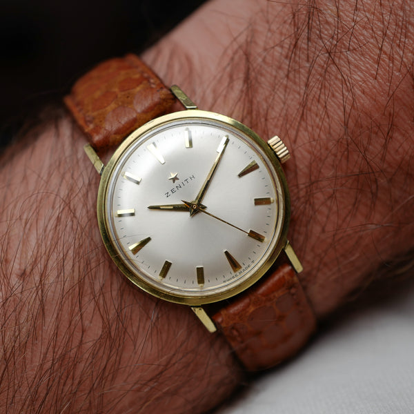 Zenith Calatrava plaquée or portée au poignet