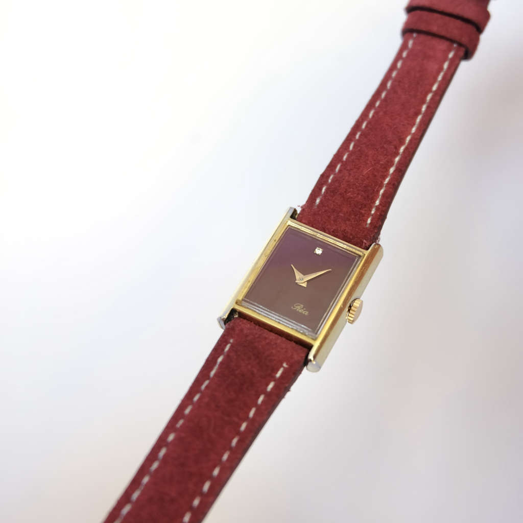 Montre rectangle dorée fond rose ancienne