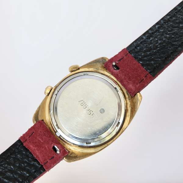 montre dorée soviétique vintage