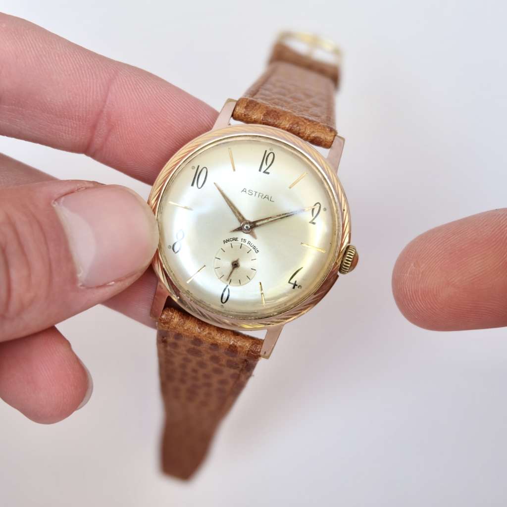 jolie montre fine chiffre arabe femme ancienne neuve de stock pas cher