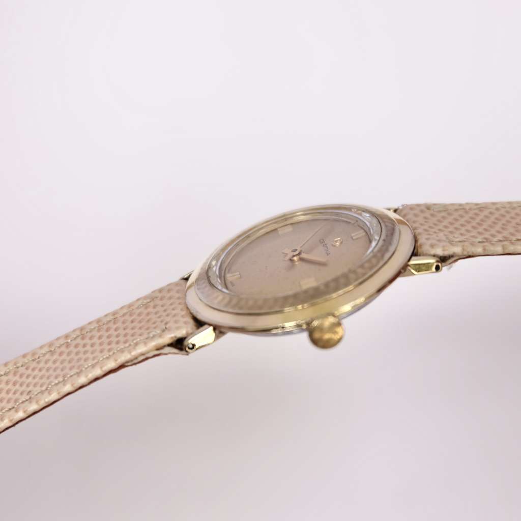 montre femme doree or fine mecanique a remonter plate bracelet beige ete