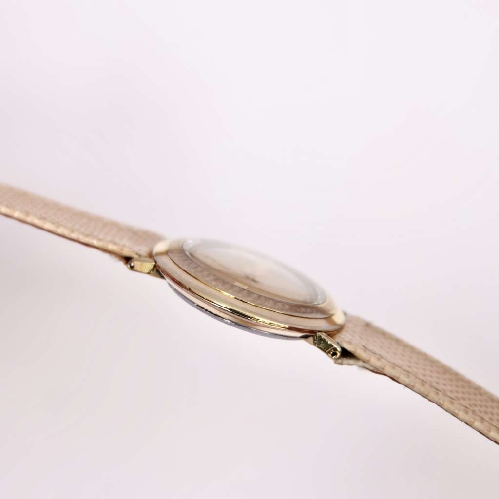 montre femme doree or fine mecanique a remonter plate extra fine