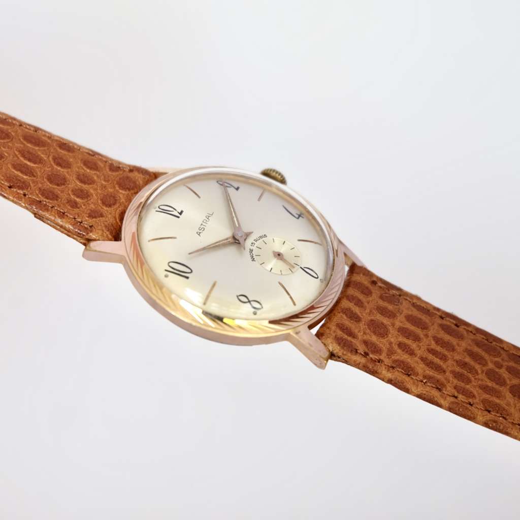 montre or femme ancienne marron croco bracelet Montre or femme ancienne marron effet crocodile bracelet