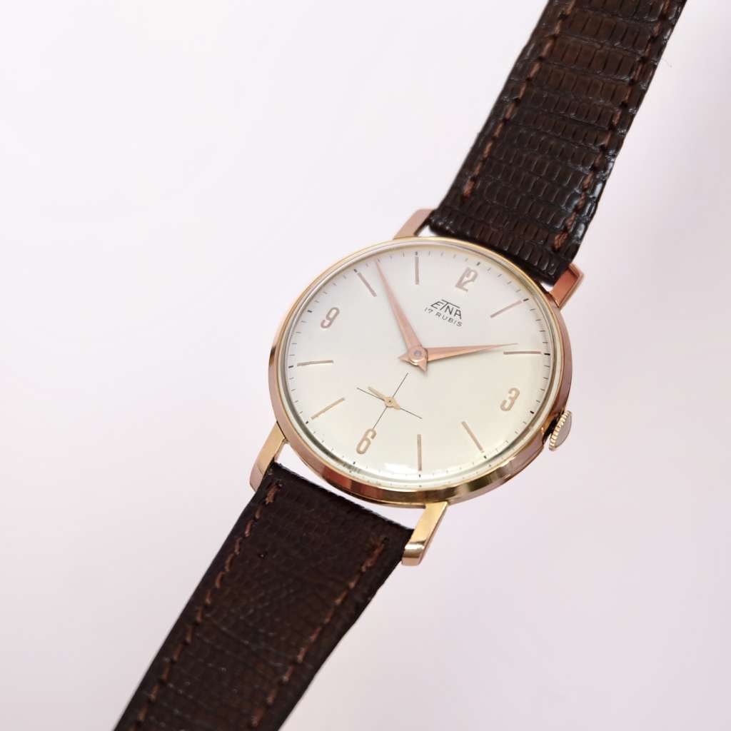 montre vintage or doree neuve de stock Montre vintage or dorée neuve de stock