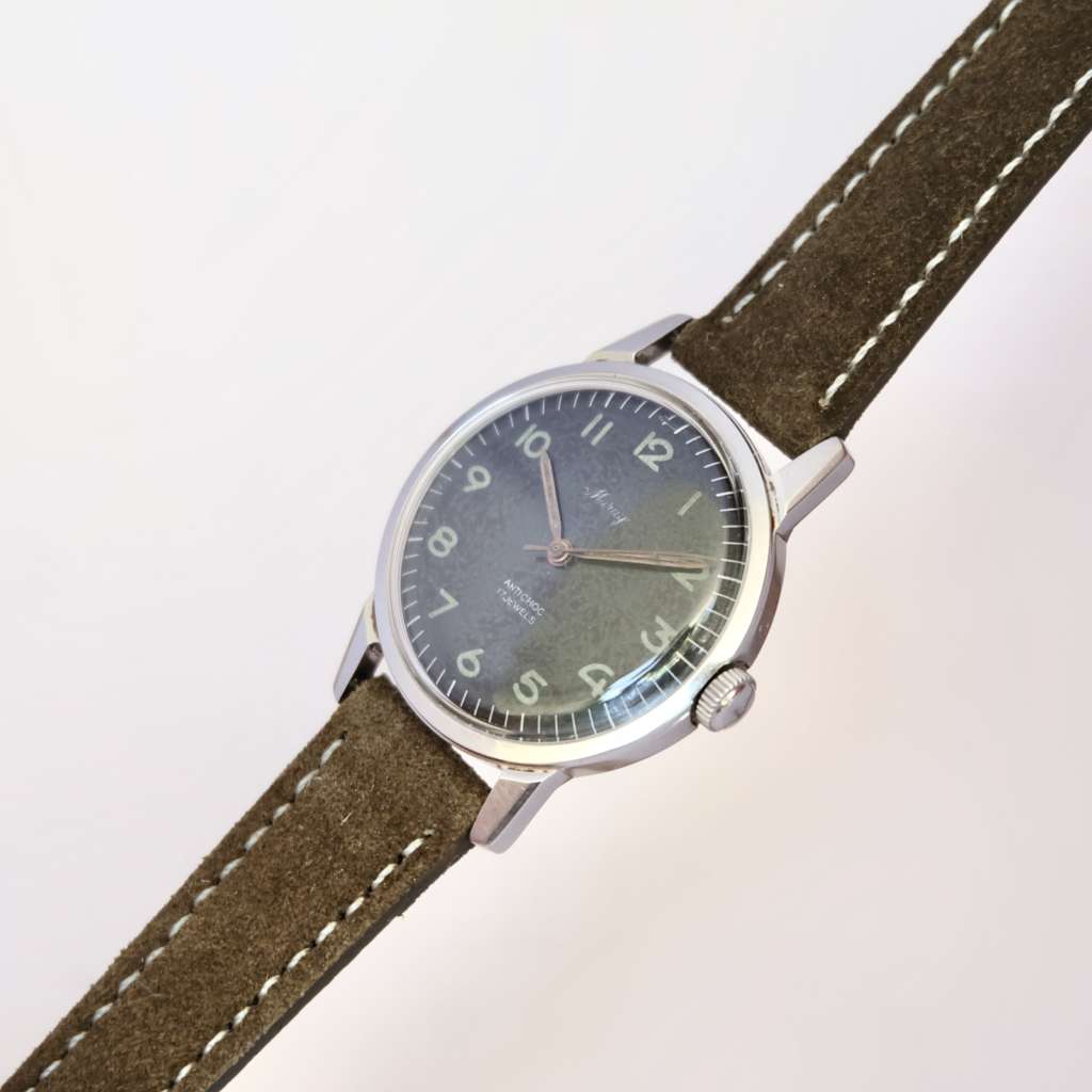 Montre cadran noir ancienne Montre cadran noir ancienne