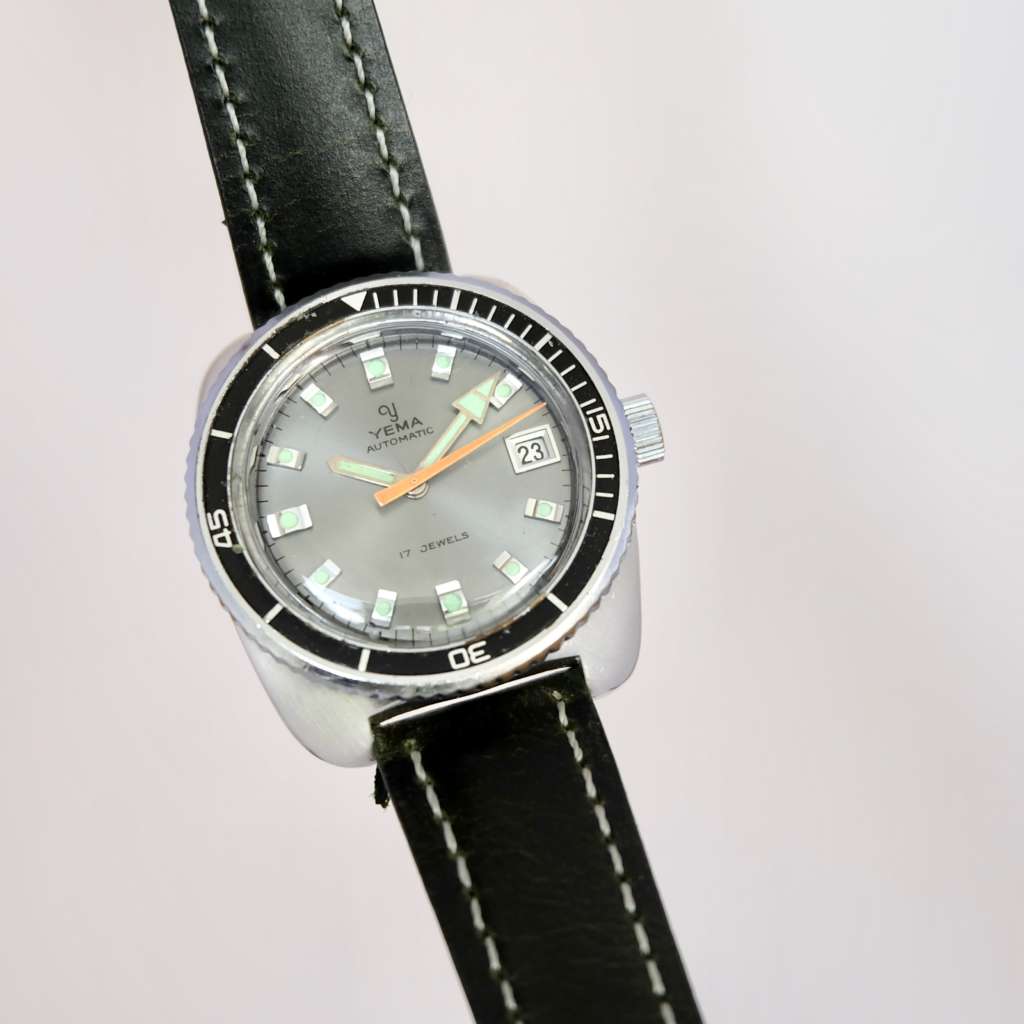 Montre française Yema verte vintage Montre française Yema verte vintage