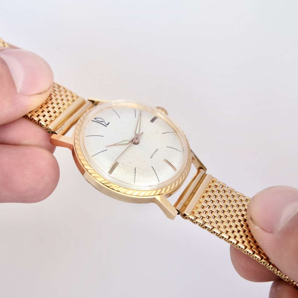 Montre anonyme habillée costume mécanique vintage Montre anonyme habillée costume mécanique vintage