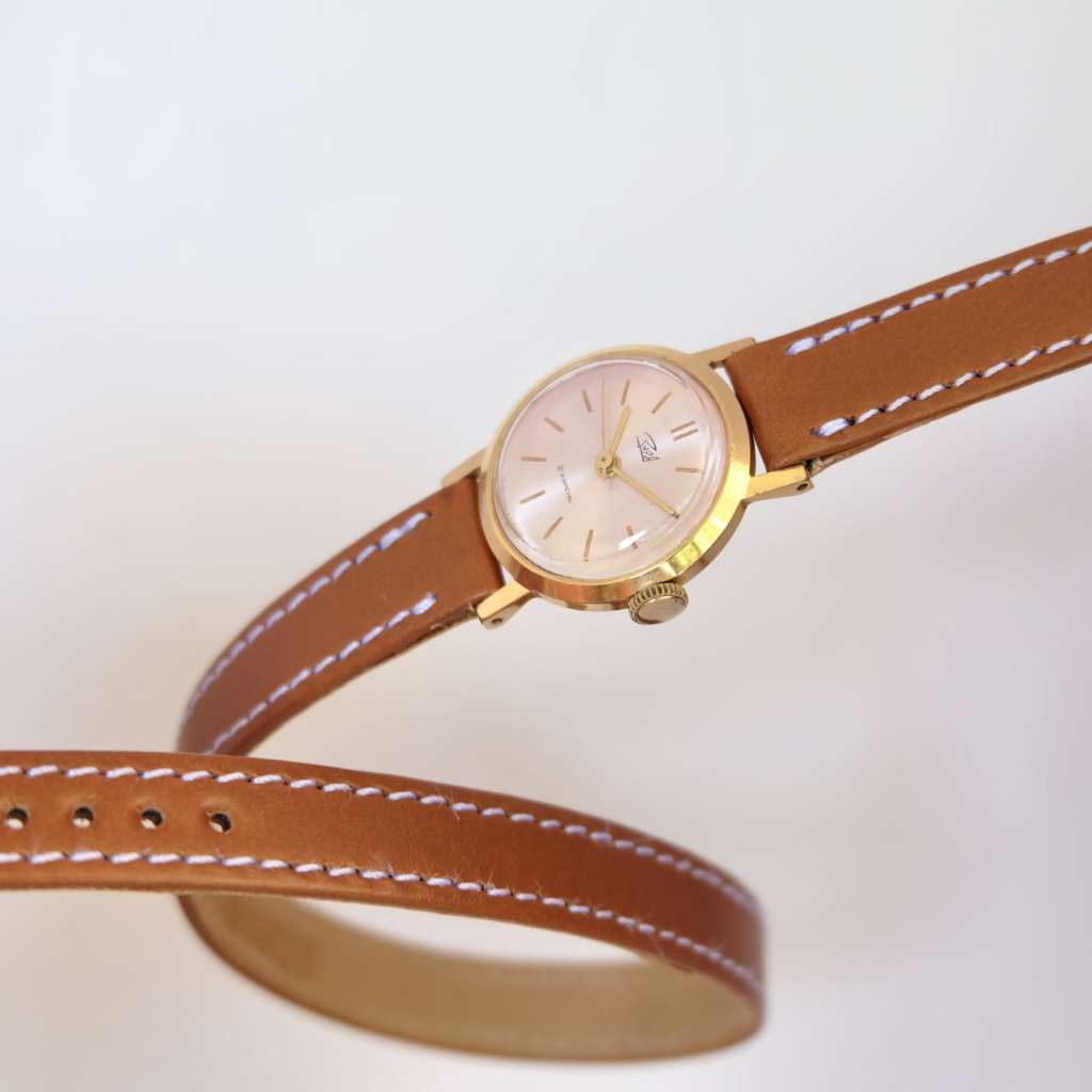 petite montre femme braclet marron double tour chic mecanique