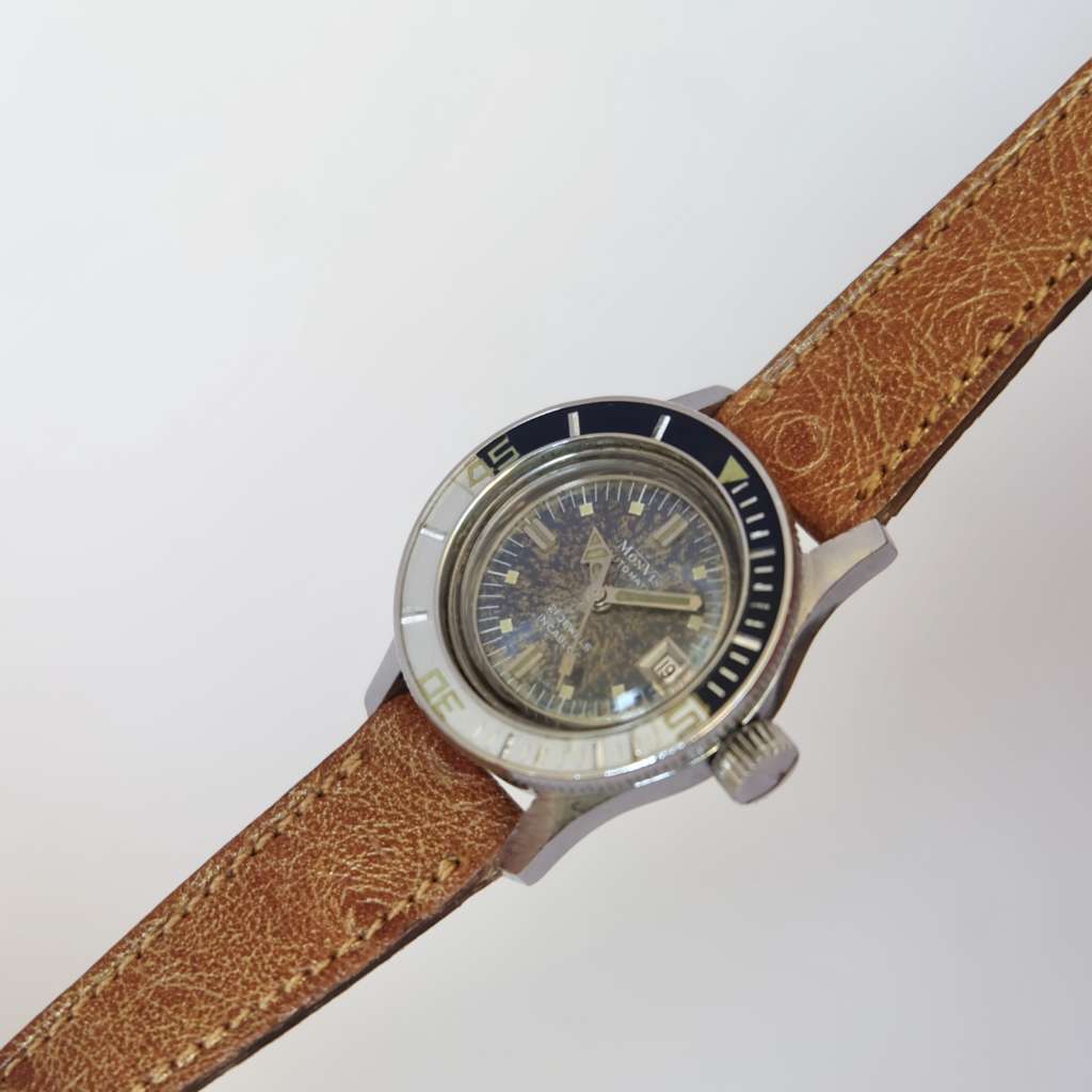 Montre de femme plongeuse vintage Montre de femme plongeuse vintage