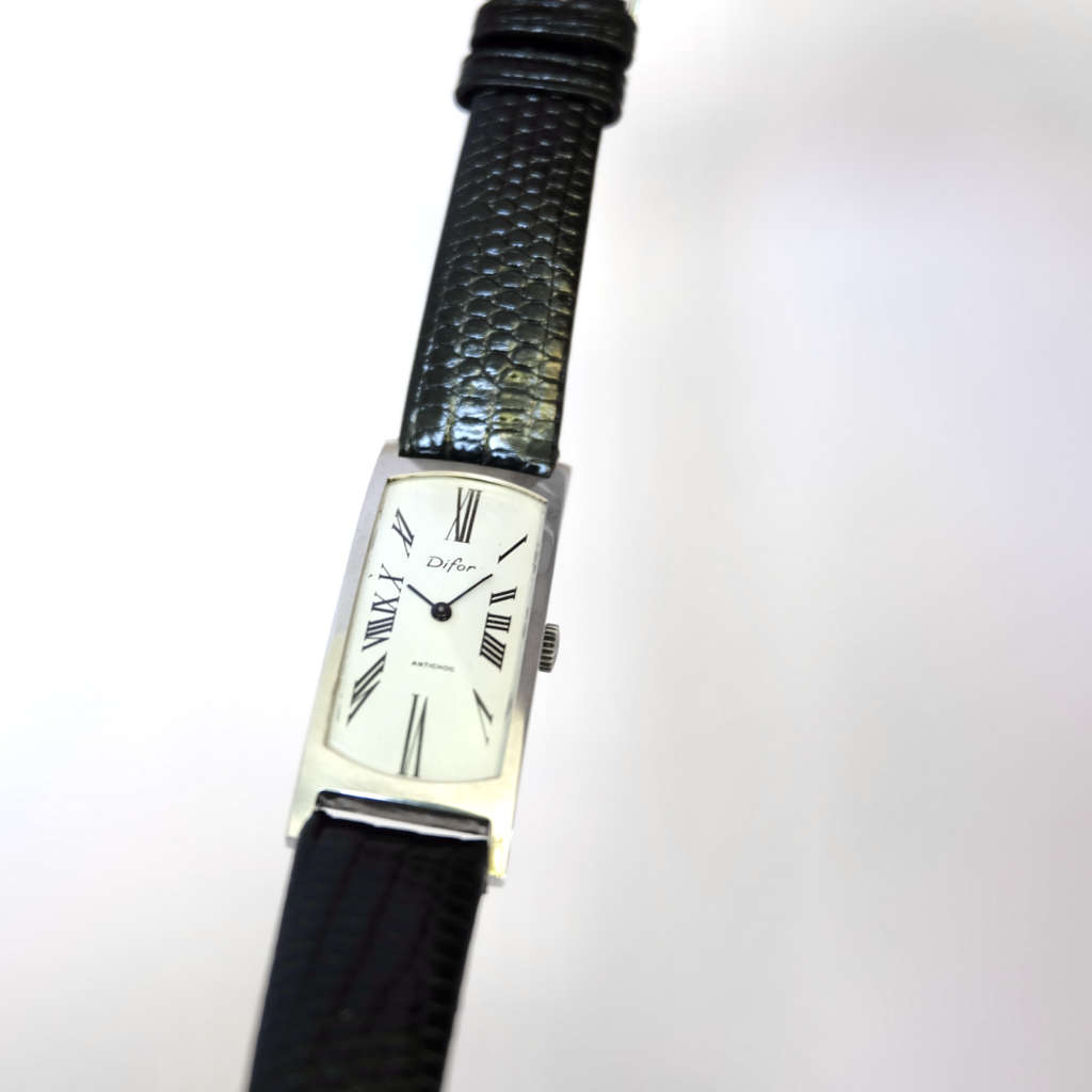 Montre ancienne cintrée vintage Montre ancienne cintrée vintage