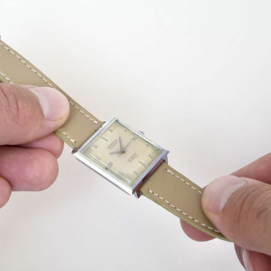 Montre ancienne habillée