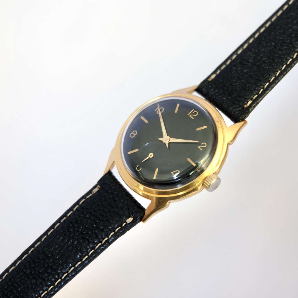 Montre ancienne plaquée or fond noir