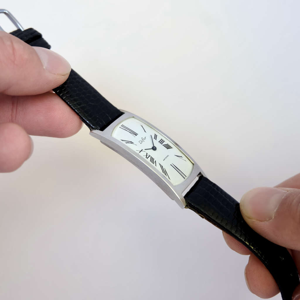 Montre en argent cintrée Montre en argent cintrée