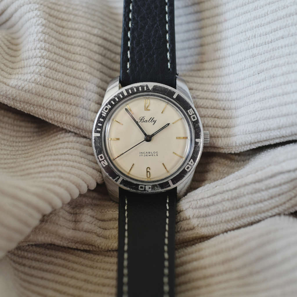 Montre plongée vintage banche et noire