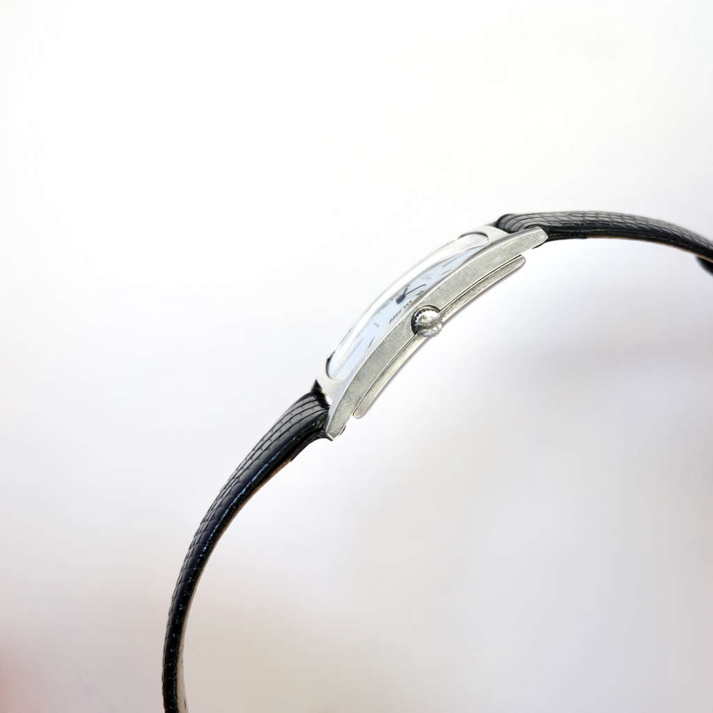 Montre tank cintrée vintage Montre tank cintrée vintage