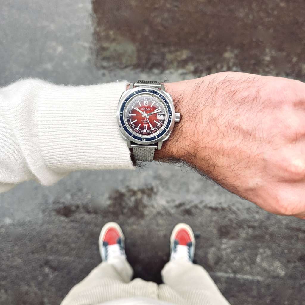 Plongeuse vintage fond rouge skin diver baby panerai