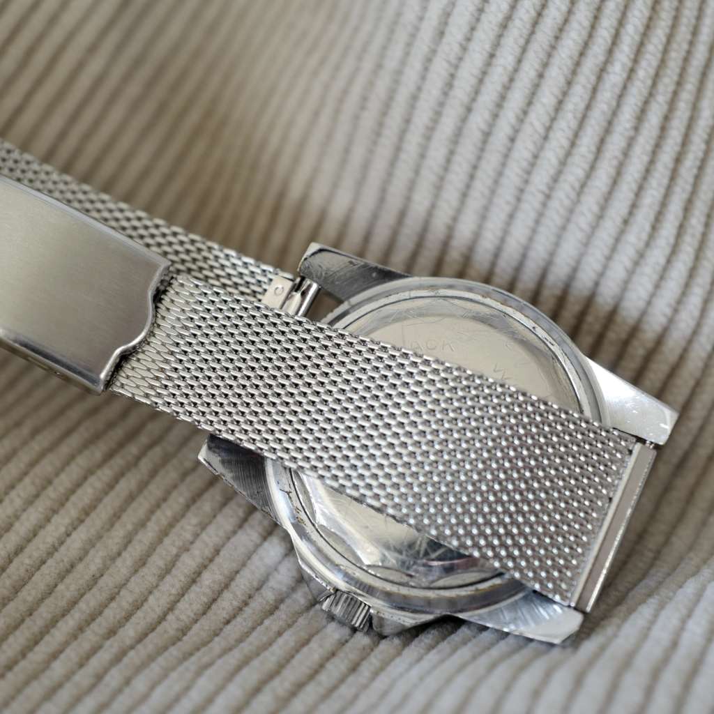 Jolie montre vintage pour collectionneur cadran rare rouge Jolie montre vintage pour collectionneur cadran rare rouge