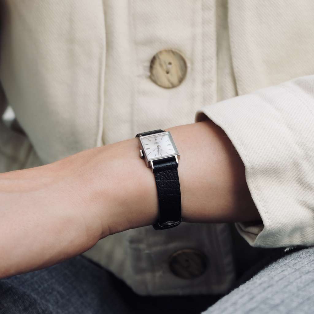 mini montre femme ancienne carre Mini montre femme ancienne carrée