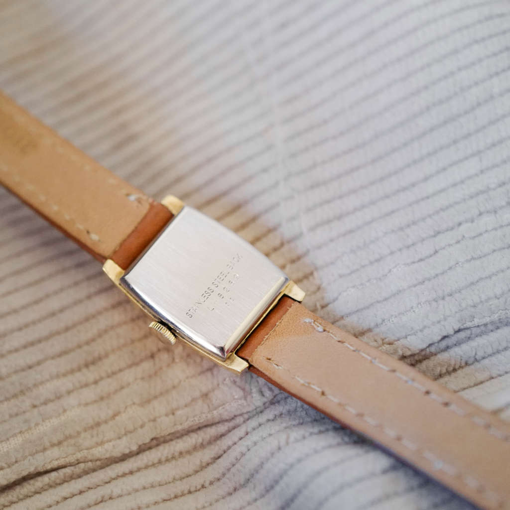 Montre ancienne mécanique neuve de stock pour femme petite Montre ancienne mécanique neuve de stock pour femme petite