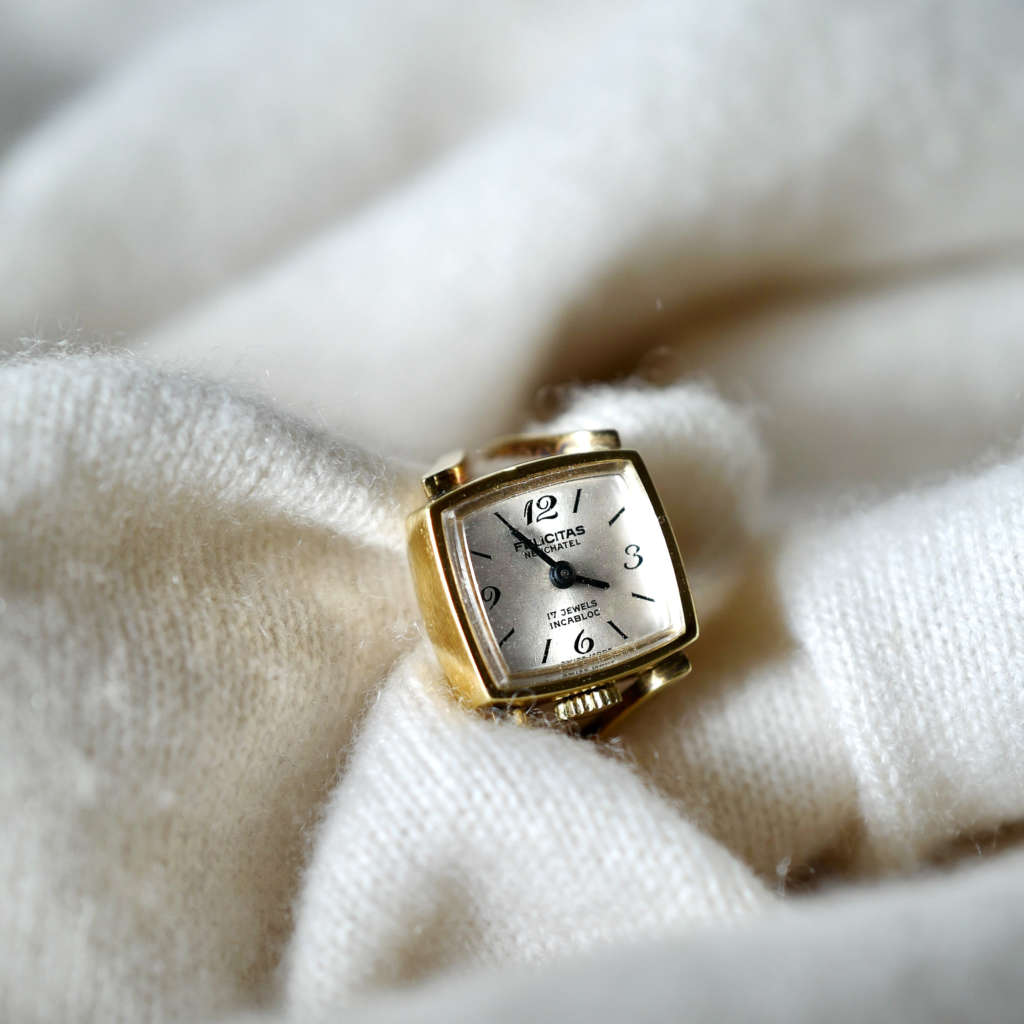 Montre cadran blanc bague plaquée or Montre cadran blanc bague plaquée or