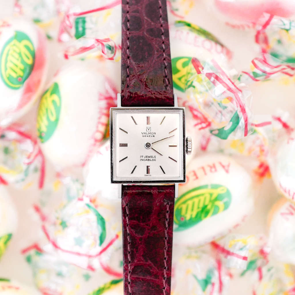 Montre neuve de stock vintage pour femme carré