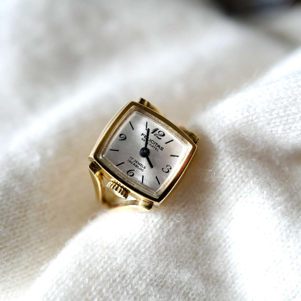 Montre vintage bague or dorée ajustable Montre vintage bague or dorée ajustable