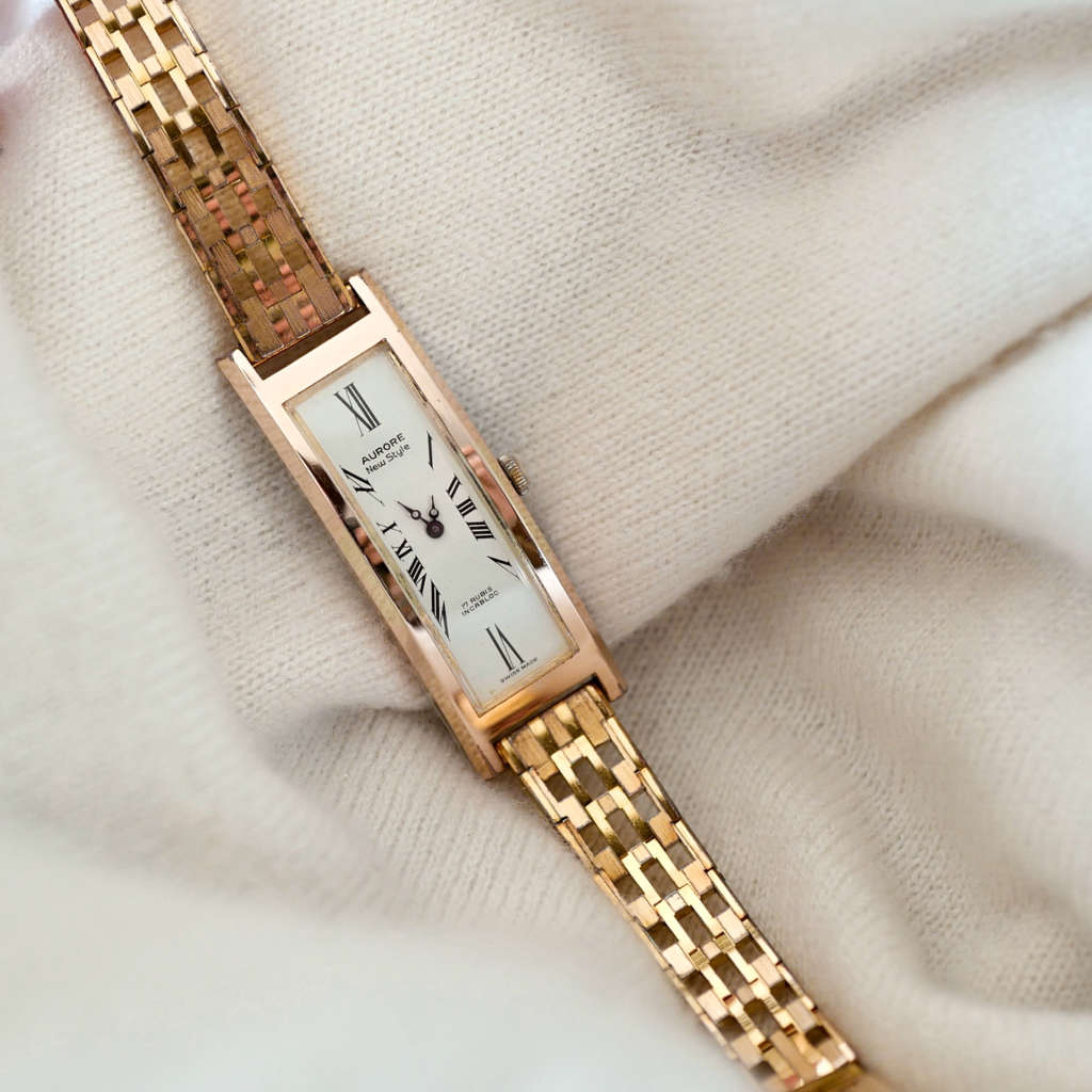 Montre femme dorée longue