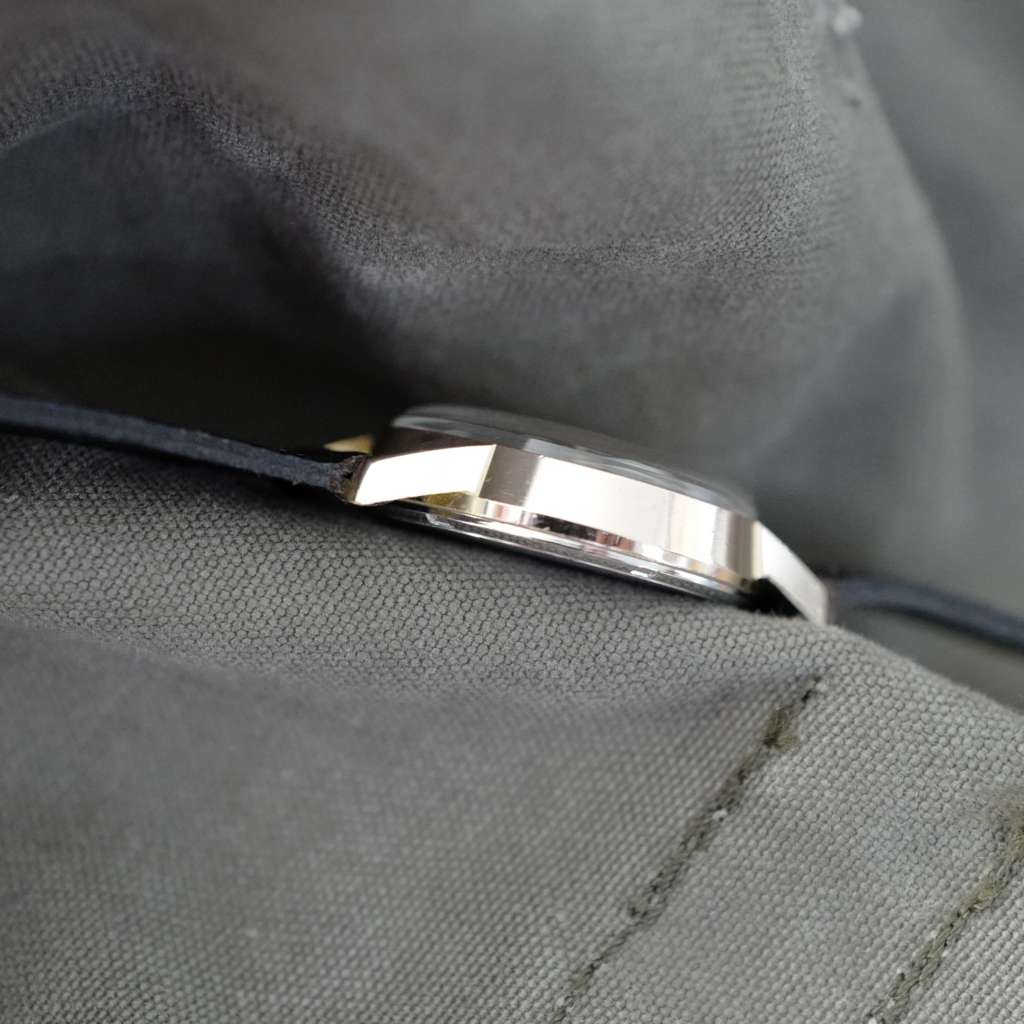 Jolie montre idée cadeau pour femme dorée