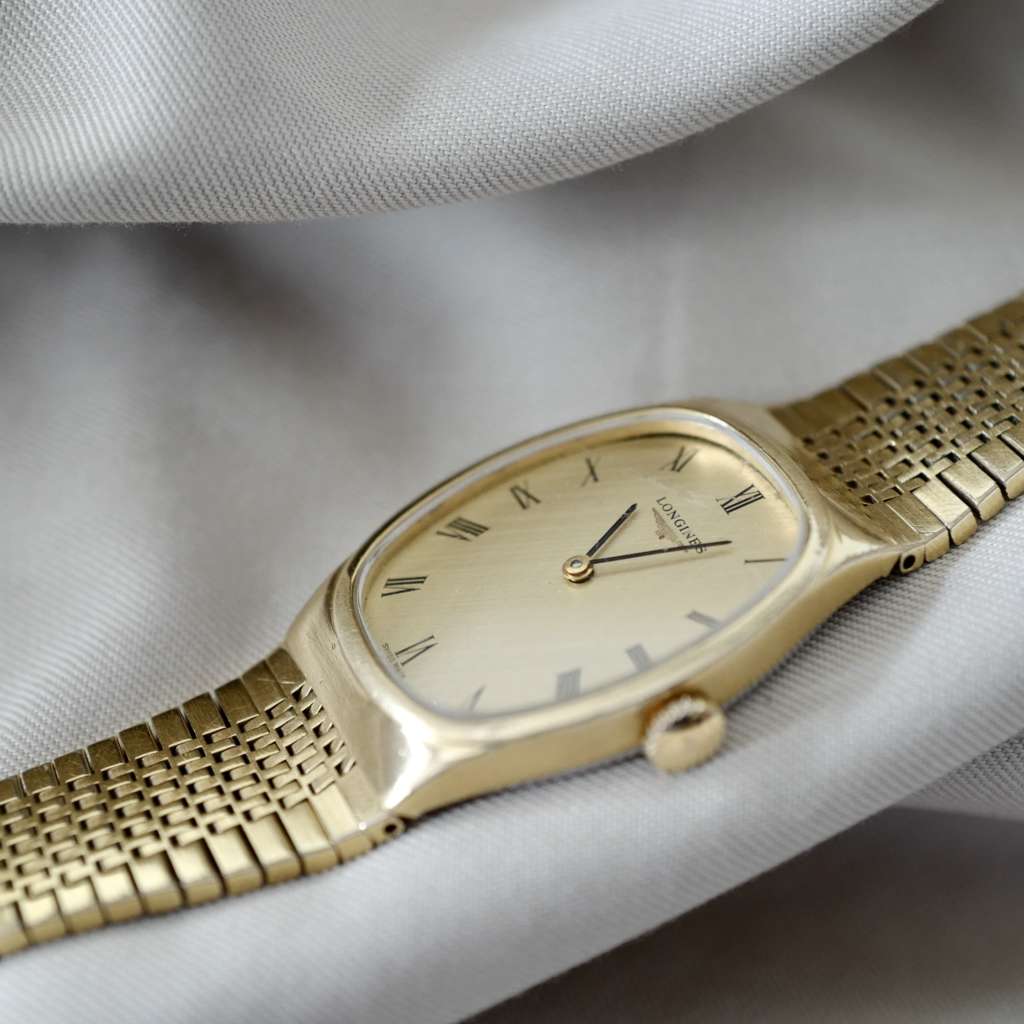 Montre dorée vintage manuelle révisée Montre dorée vintage manuelle révisée