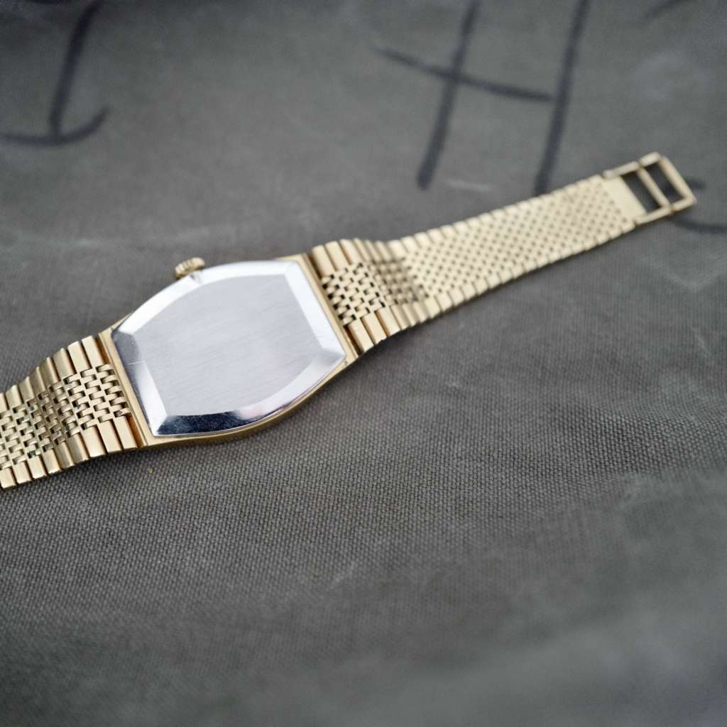 Montre rectangulaire carrée Longines vintage dorée Montre rectangulaire carrée Longines vintage dorée