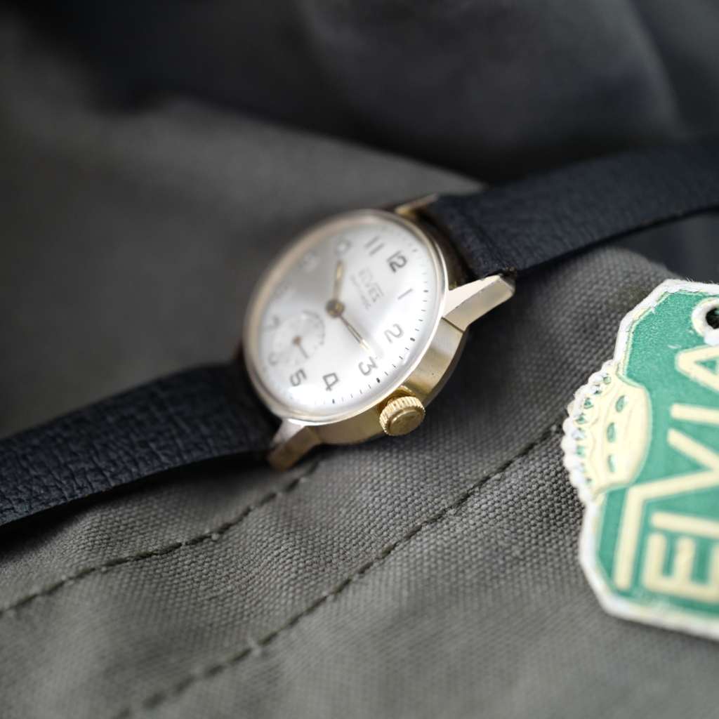 Montre femme dorée vintage