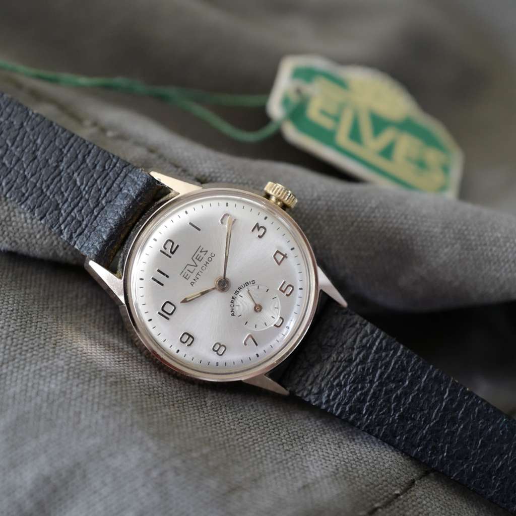 Petite montre femme dorée cocktail neuve de stock