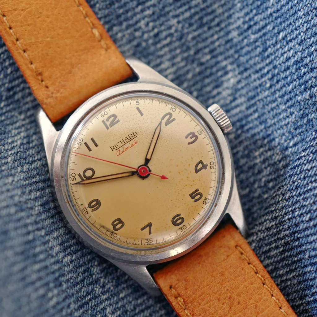 Montre patinée vintage pour amateur Montre patinée vintage pour amateur