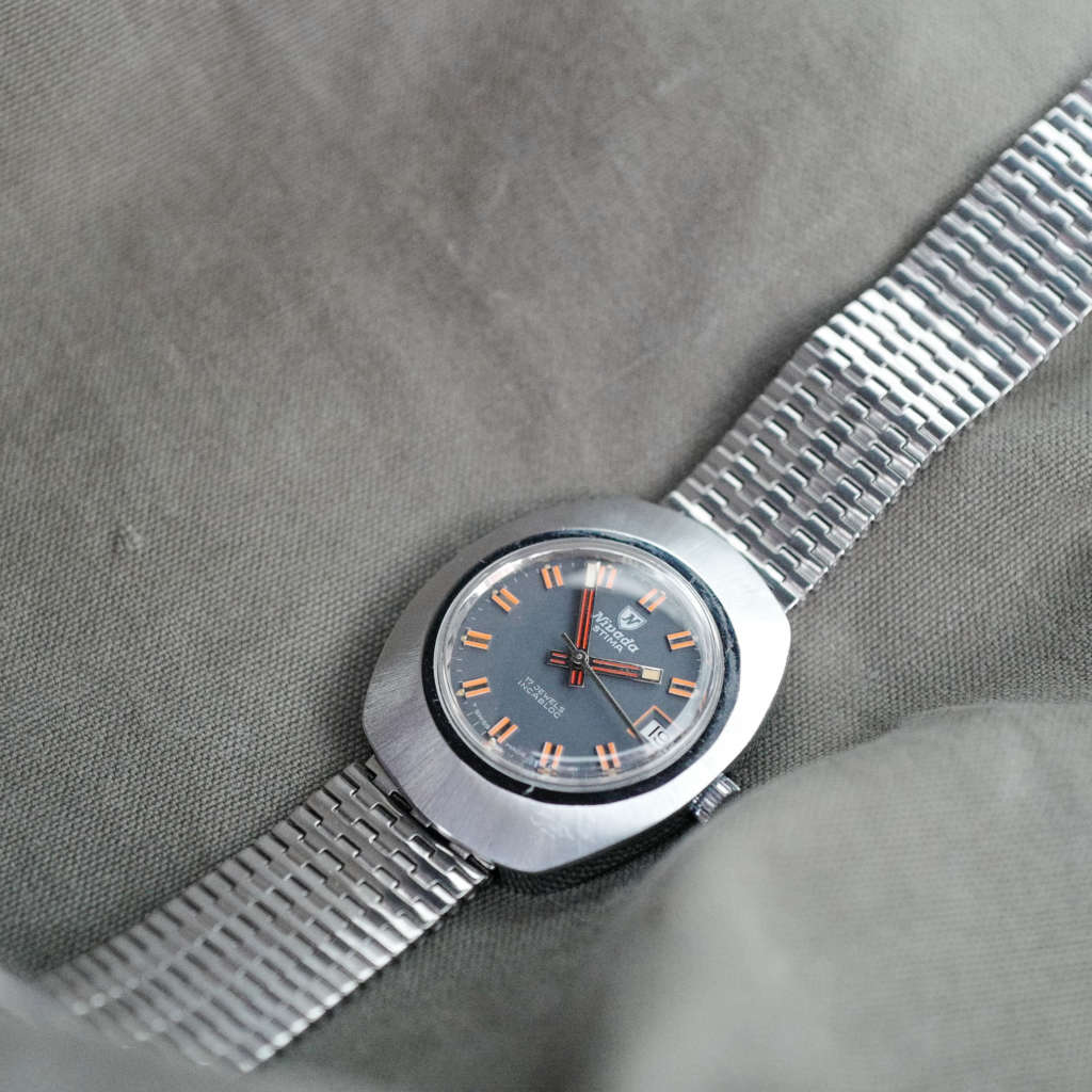 Montre vintage Nivada indexe rouge orange