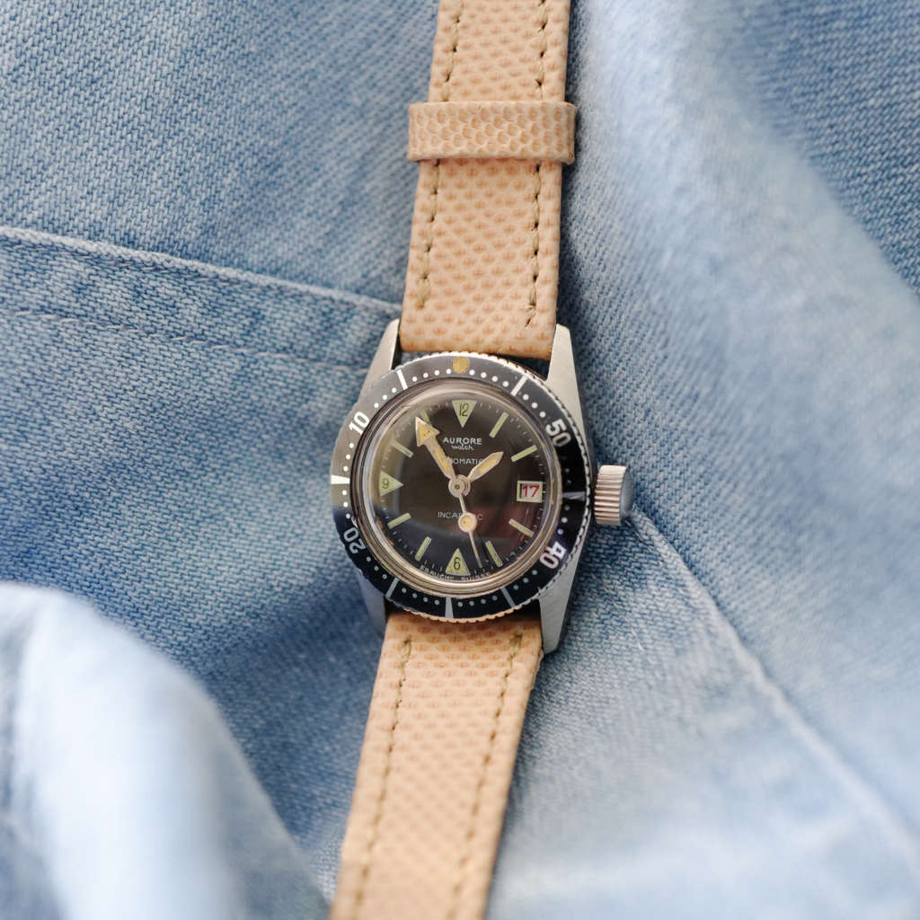 Jolie montre ancienne femme automatique plongée sport Jolie montre ancienne femme automatique plongée sport