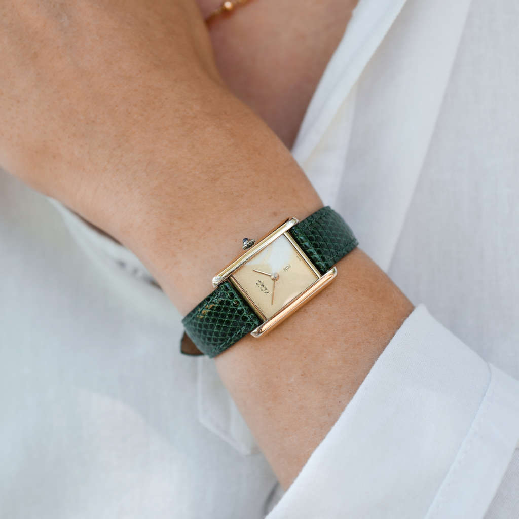 Montre femme vintage Must portée Cartier Tank mécanique