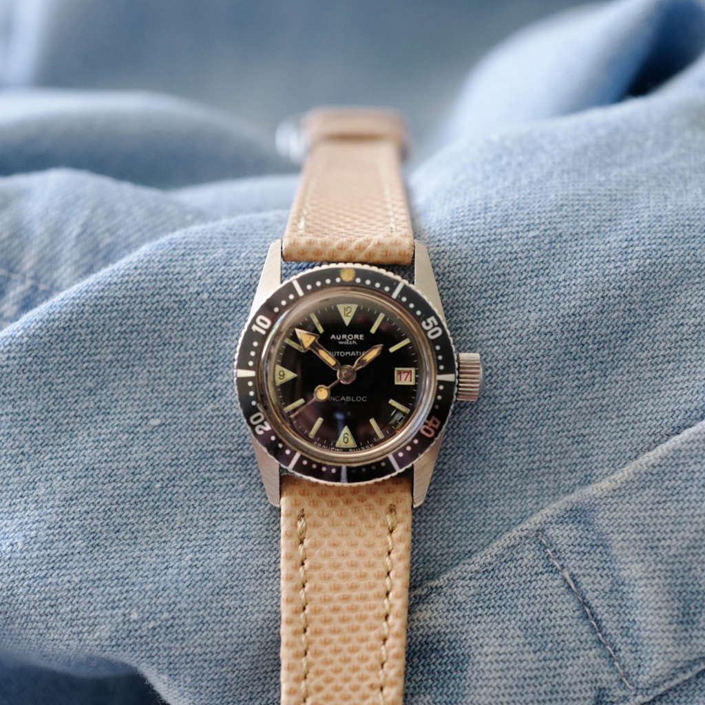 Montre mini petite femme noir cuir patinee Montre mini petite femme noir cuir patinee