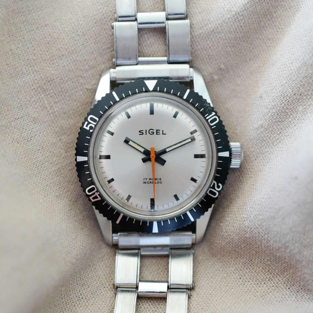 Montre de plongée ancienne vintage Sigel panda bracelet rivet Montre de plongée ancienne vintage Sigel panda bracelet rivet