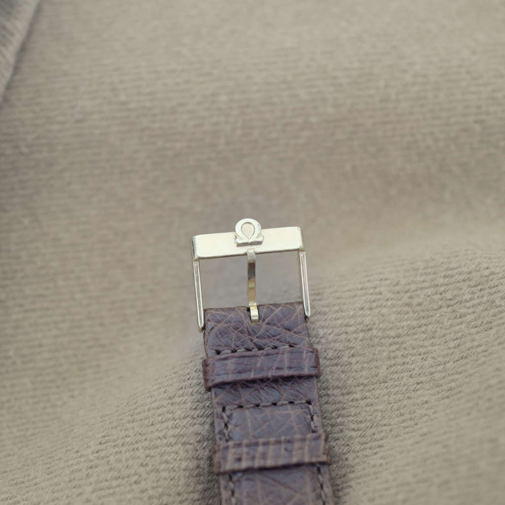 Boucle Omega vintage année 1970