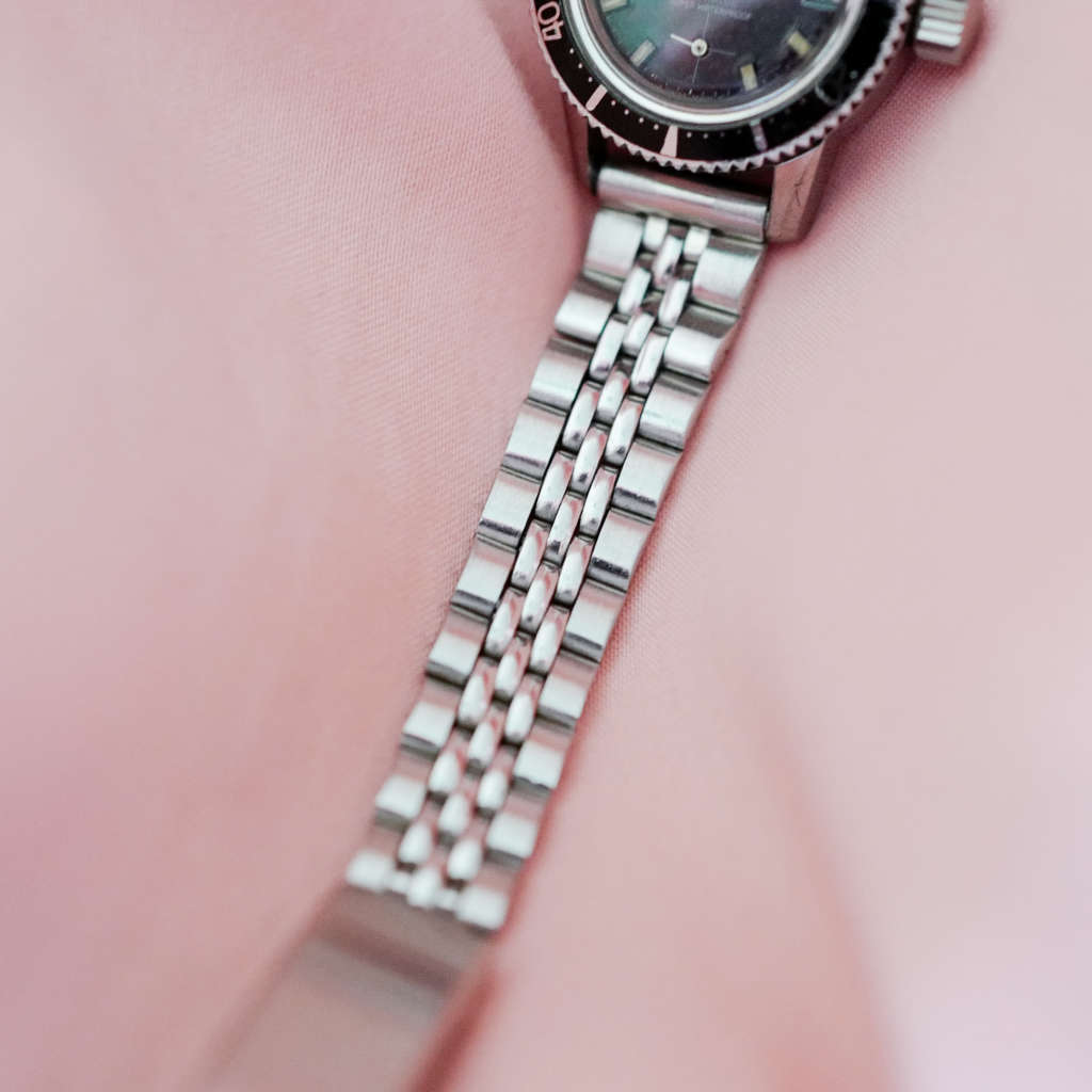 Jolie montre bracelet acier sport vintage femme Jolie montre bracelet acier sport vintage femme