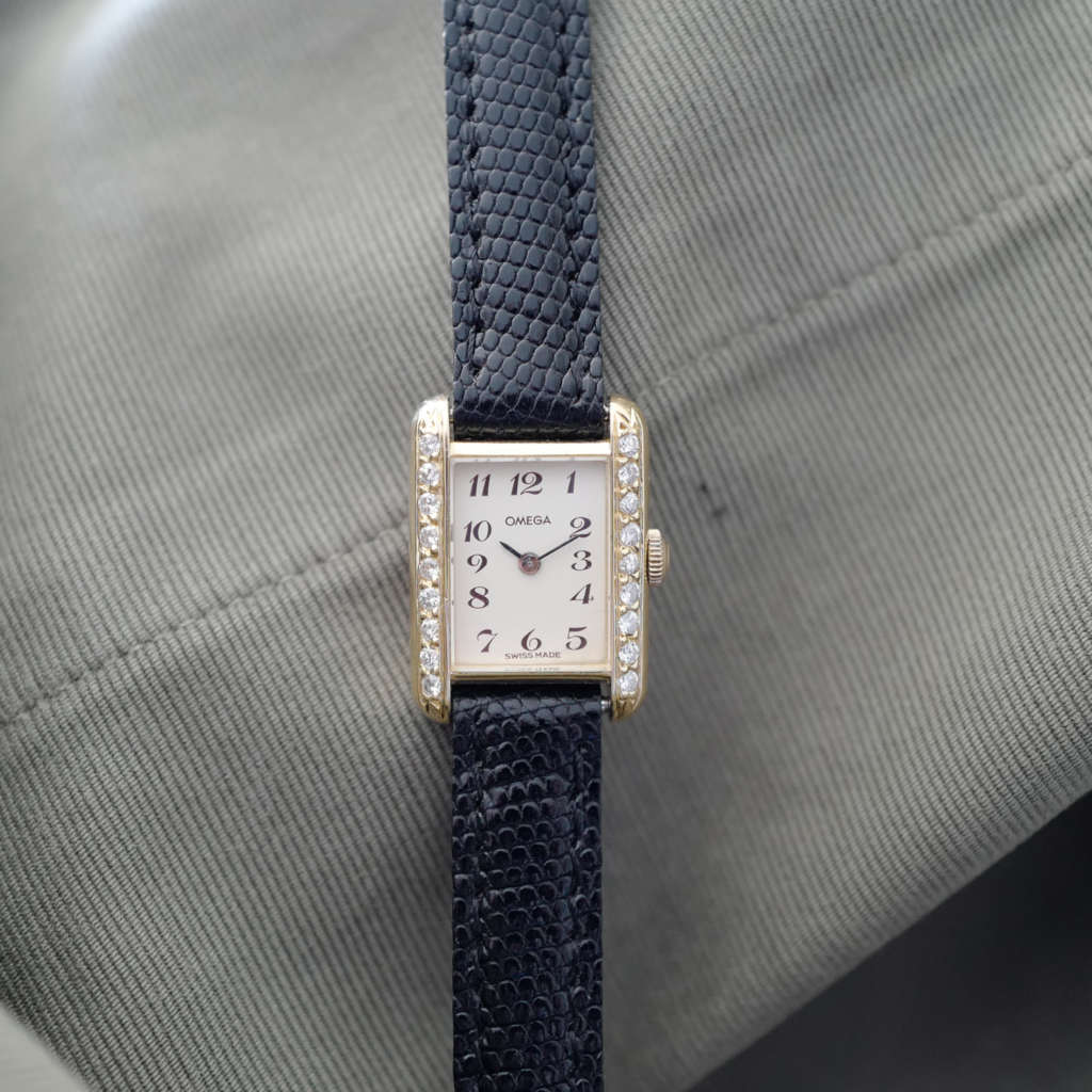 Montre femme Omega or et diamant carré rectangle Montre femme Omega or et diamant carré rectangle