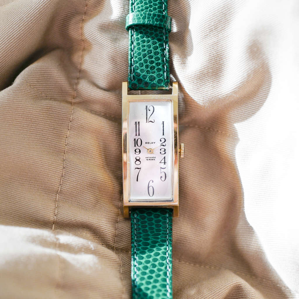 Montre vintage rectangulaire ancienne Montre vintage rectangulaire ancienne