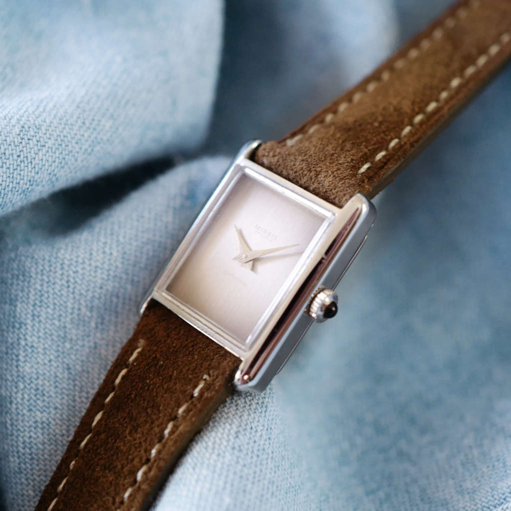 Montre rectangulaire pour femme cadran gris