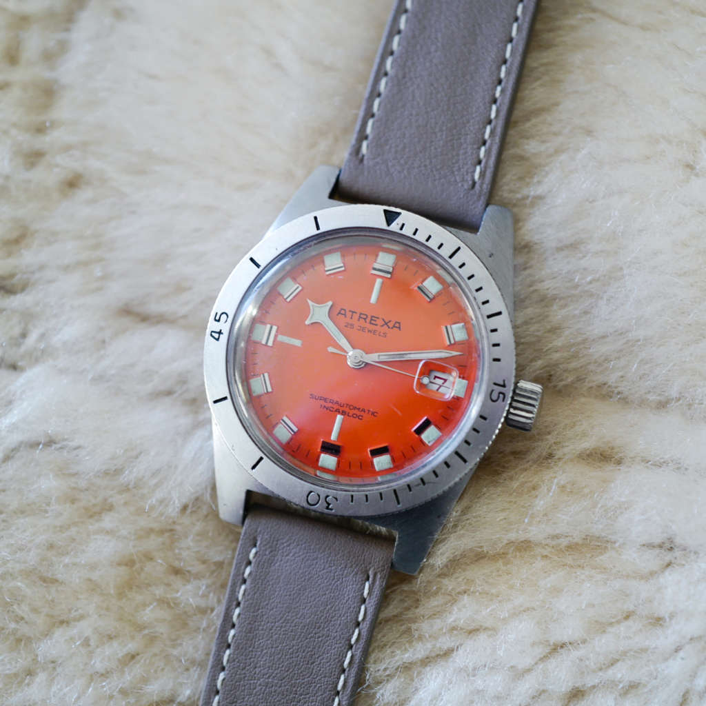 Jolie montre de plongée orange vif Jolie montre de plongée orange vif