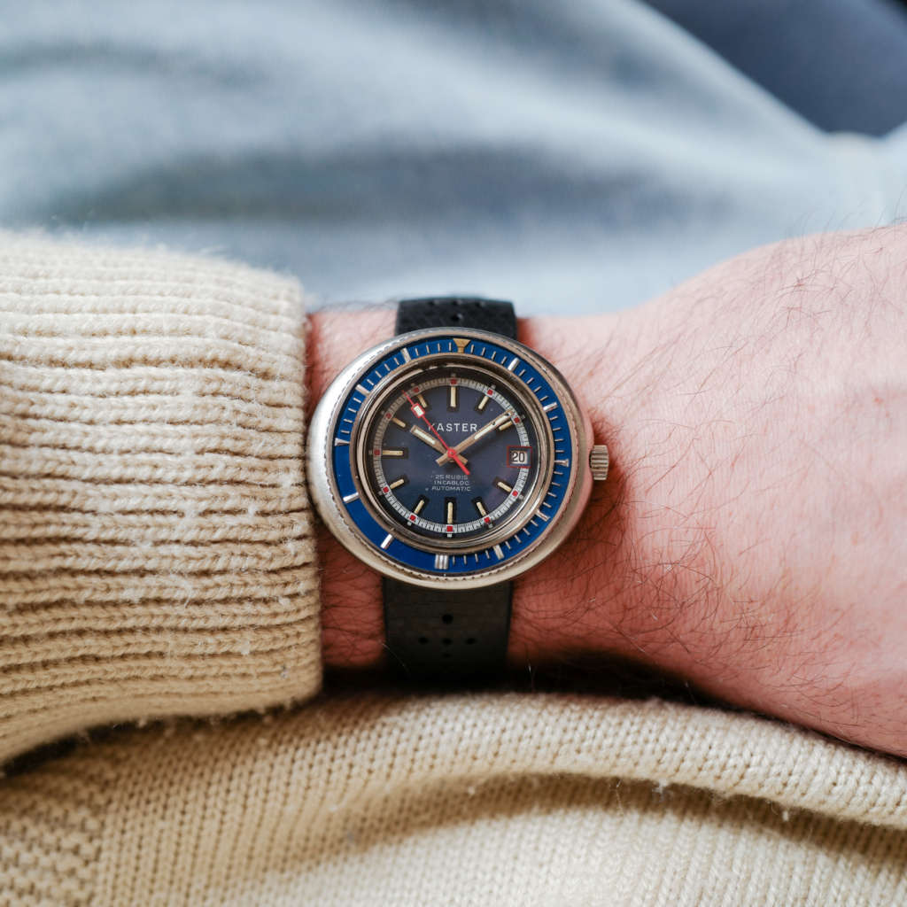 Montre vintage monobloc portée Montre vintage monobloc portée