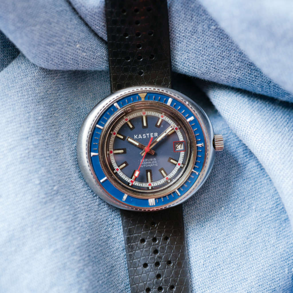 Montre vintage monobloc skin diver bakélite bleu Montre vintage monobloc skin diver bakélite bleu