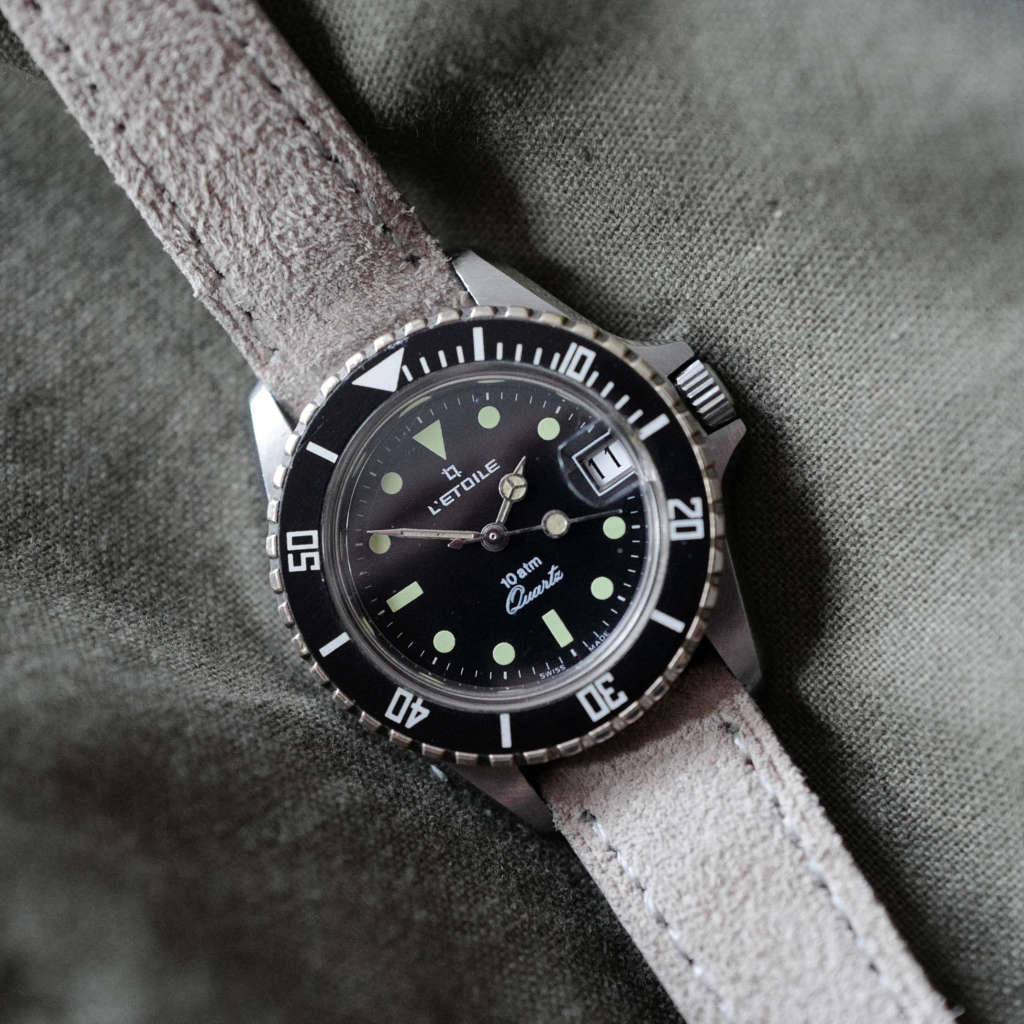 Jolie petite sportive montre de plongée ancienne femme